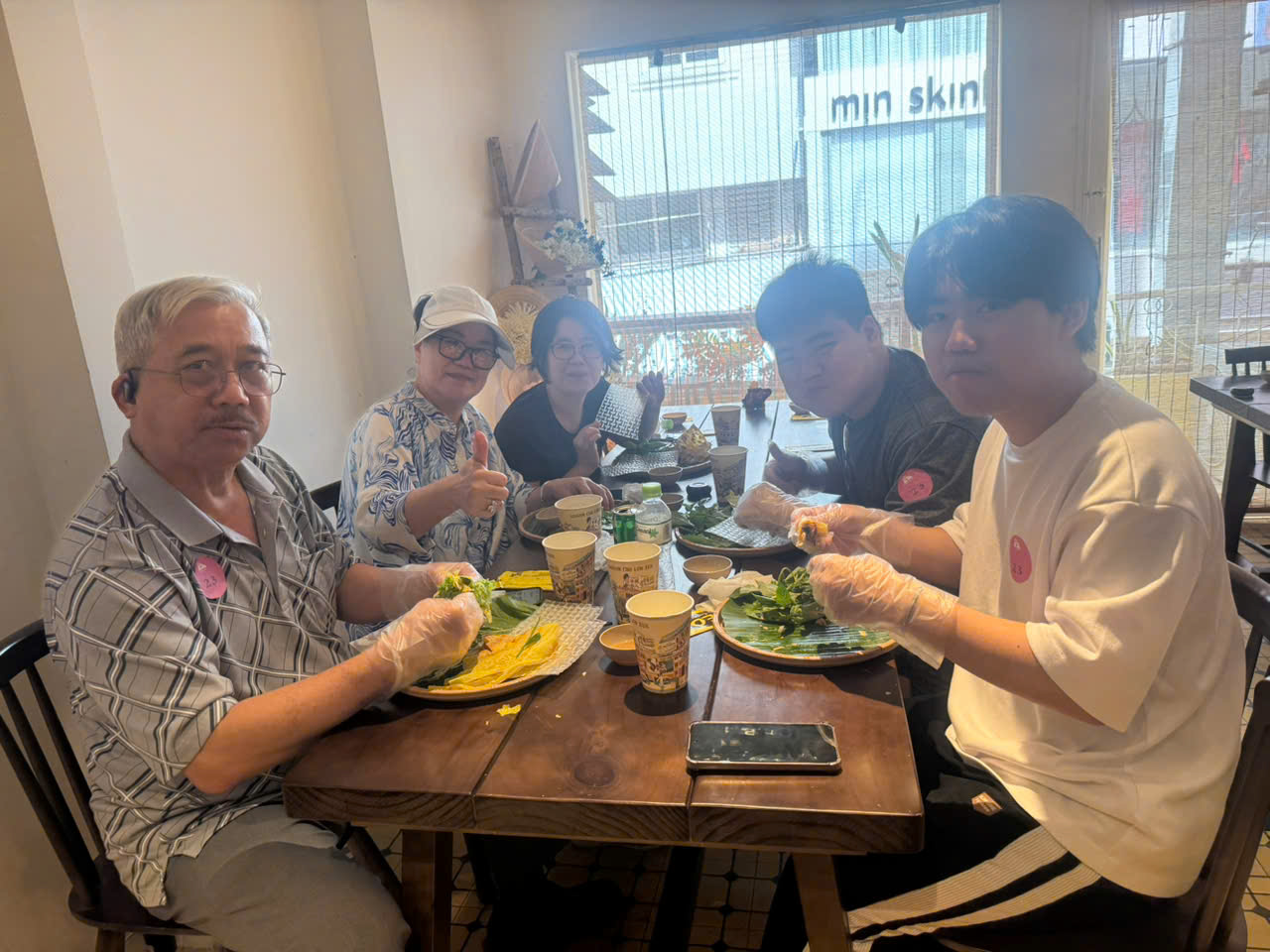 Gia Đình Cuộn Bánh Xèo