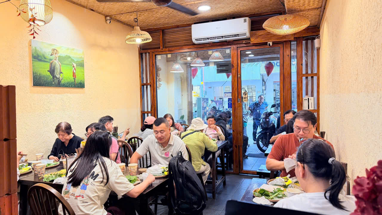 Tầng Trệt Cửa Kính