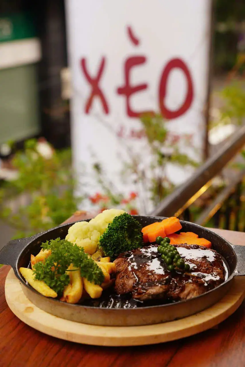Bò sốt tiêu đen chảo gang XÈO Restaurant